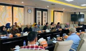 ILUSTRASI : Jajaran pengurus PT Jamkrida saat rapat dengan Pansus V DPRD Jabar.