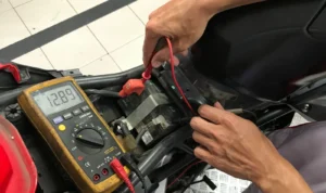 Beberapa Penyebab Aki Sepeda Motor Cepat Drop Teknisi sedang mengecek kondisi aki pada sepeda motor.