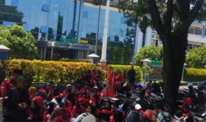Buruh Geruduk Disnakertrans Jabar, Tolak dan Tuntut Revisi UMK 2024