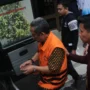 Terpidana kasus pengadaan CCTV dan Internet Service Provider (ISP) Yana Mulyana mengenakan rompi tahanan KPK saat hendak menaiki mobil tahanan di Pengadilan Negeri Bandung, Jalan R.E.Martadinata, Rabu(13/12). Pandu Muslim/Jabar Ekspres