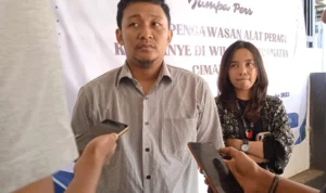 Doc. Ketua Pengawas Pemilu Kecamatan (PPK) Cimahi Utara, Teja Suntara (kiri) saat Menjelaskan Terkait Pengawasan Pemilu di Cimahi Utara (mong)