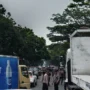 Pihak kepolisian berlakukan buka tutup jalur imbas kemacetan di Jalan Soekarno-Hatta akibat demo buruh (14/12).