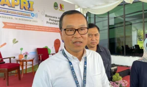 Kepala Bappeda Jabar Iendra Sofyan saat dimintai keterangan usai menghadiri kegiatan Japri (Jabar Punya Informasi) di Gedung PLUT KUMKM, Soreang, Kabupaten Bandung, Kamis (14/12/2023). Foto Agi Jabar Ekspres