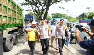 Kapolresta Bandung Kusworo Wibowo saat mengecek jalur Cileunyi-Nagreg jelang Nataru yang terhambat akibat perapihan jalan. Foto Dok Humas Polresta Bandung