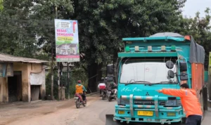 Petugas Dishub Kabupaten Bogor sedang mengatur lalu lintas di Jalan Parung Panjang.