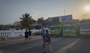 Sejumlah warga saat menyaksikan proses uji kekuatan struktur Jembatan Otista, Kota Bogor, Kamis (14/12) sore.