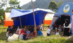 Warga Cipeuteuy masih memilih mendiami tenda darurat imbas gempa yang melanda Kabupaten Sukabumi.