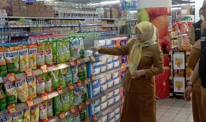 Disperindag Jabar Temukan 8 Produk Tidak Layak Jual di Supermarket Bandung Disperindag Jabar Temukan 8 Produk Tidak Layak Jual di Supermarket Bandung