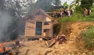 Warga Cibadak Sukabumi Geram, Bongkar Paksa Bangunan Diduga Jadi Tempat Prostitusi