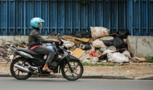 Dinilai Mubazir Anggaran, Olah Sampah Mandiri Kabupaten Bandung Dievaluasi Tumpukan sampah di ruas trotoar di Cinunuk, Kabupaten Bandung.