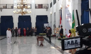 Pj Gubernur Jabar, Bey Triadi Machmudin, lantik Pj Bupati Majalengka dan Pj Bupati Subang di Gedung Sate, Kota Bandung (19/12).