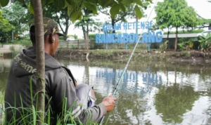 Aktivitas masyarakat di kawasan Kolam Retensi Rancabolang, Kota Bandung.