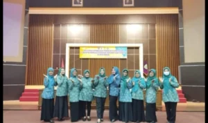 Salah Satu Caleg Dapil 1 Kota Banjar Partai Golkar berinisial 'LS' (empat dari kiri) berfoto bersama seusai menghadiri kegiatan TP PKK Kota Banjar di Aula Setda Kota Banjar, Senin 18 Desember 2023.