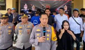 Kapolresta Bandung, Kombes Pol Kusworo Wibowo (Tengah) saat memberikan keterangan ungkap kasus curanmor di Mapolresta Bandung.