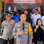 Kapolresta Bandung, Kombes Pol Kusworo Wibowo (Tengah) saat memberikan keterangan ungkap kasus curanmor di Mapolresta Bandung.