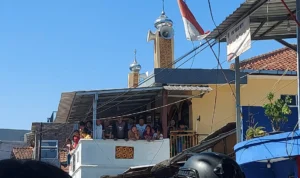 Warga Tercengang! IRT Tega Habisi Nyawa Penagih Utang di Sukabumi Warga sekitar memenuhi TKP saat Polres Sukabumi Kota lakukan rekonstruksi terbunuhnya penagih hutang di tangan IRT.