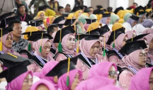 PERAN: Para wisudawati Sekoper Cinta saat sesi wisuda di Convention Hall UMC, Rabu 20 Desember 2023.