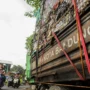 Tumpukan sampah menunggu diangkut truk sampah di TPS Panyileukan, Kota Bandung.