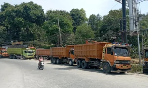 Truk tambang saat parkir di area kantong parkir milik warga Parung Panjang, Kabupaten Bogor.