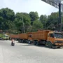 Truk tambang saat parkir di area kantong parkir milik warga Parung Panjang, Kabupaten Bogor.