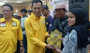Jaro Ade dan Partai Golkar Peduli UMKM Berikan Bantuan Modal