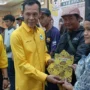 Jaro Ade dan Partai Golkar Peduli UMKM Berikan Bantuan Modal