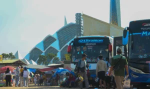 Sejumlah BUS terparkir di area Masjid Raya Al Jabbar. (Pandu Muslim)