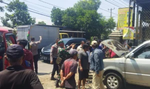 Satu unit kendaraan roda empat terbakar di Jalan Raya Rancaekek-Majalaya, Kabupaten Bandung. (Yanuar/Jabar Ekspres)