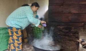 Cerita Pengolah Air Nira yang Enggan Tergerus Zaman Cerita Pengolah Air Nira yang Enggan Tergerus Zaman
