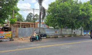 Pengendara roda dua sedang melintasi gedung BPS Kota Banjar yang mangkrak, Sabtu 23 Desember 2023.