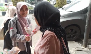 Peringati Hari Ibu, Mahasiswa di Sukabumi Tebar Ratusan Mawar Peringati Hari Ibu, Mahasiswa di Sukabumi Tebar Ratusan Mawar