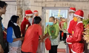 Jemaat Gereja Katolik Santo Filipus Kota Banjar Diberi Kejutan Oleh Warga Usai Misa Malam Natal