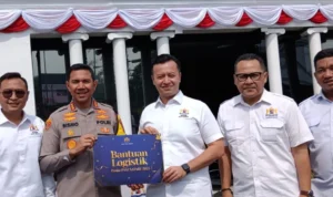 Mantap! Kadin Kota Bogor Serahkan Bantuan Logistik di Posko Pengamanan Nataru Kapolresta Bogor Kota, Kombes Pol Bismo Teguh Prakoso secara simbolis menerima bantuan logistik dari Ketua Kadin Kota Bogor, Almer Faiq Rusydi beserta jajaran. (Yudha Prananda / Jabar Ekspres