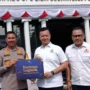Kapolresta Bogor Kota, Kombes Pol Bismo Teguh Prakoso secara simbolis menerima bantuan logistik dari Ketua Kadin Kota Bogor, Almer Faiq Rusydi beserta jajaran. (Yudha Prananda / Jabar Ekspres