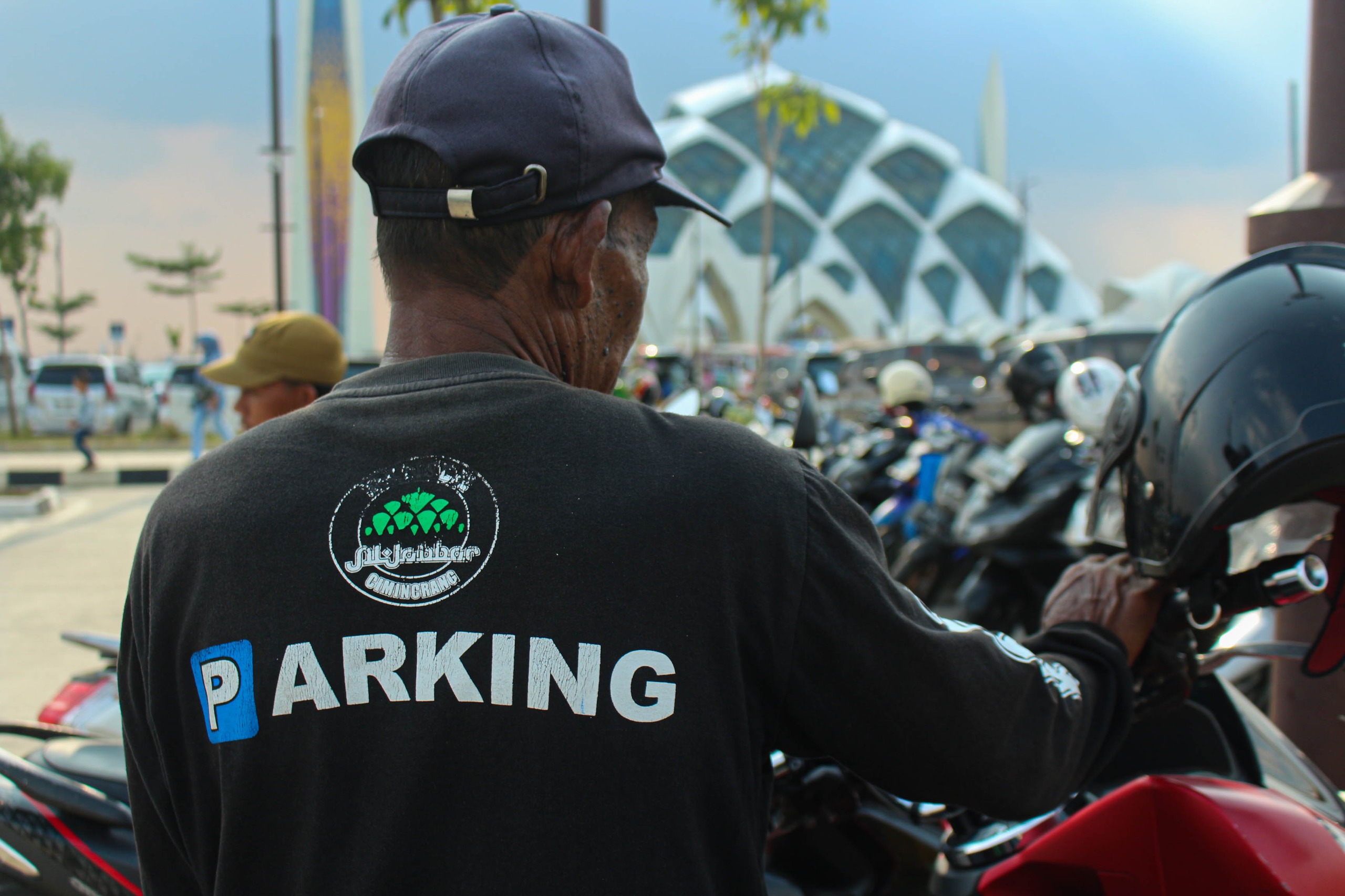 Berebut Lahan Bisnis Masjid Al Jabbar yang Menggiurkan