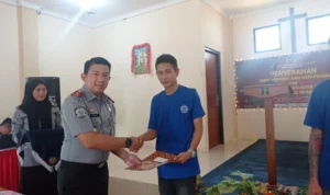Kepala Lembaga Pemasyarakatan Kelas IIB Banjar Kantor Wilayah Kementerian Hukum dan HAM Jawa Barat, Amico Balalembang, memberikan remisi khusus hari Raya Natal kepada salah satu warga binaan di Lapas Banjar.