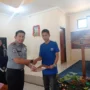 Kepala Lembaga Pemasyarakatan Kelas IIB Banjar Kantor Wilayah Kementerian Hukum dan HAM Jawa Barat, Amico Balalembang, memberikan remisi khusus hari Raya Natal kepada salah satu warga binaan di Lapas Banjar.