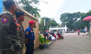 Penertiban dan Pengawasan Alun-alun Kota Cimahi Jelang Tahun Baru Petugas gabungan saat mengawasi kawasan Alun-alun Kota Cimahi jelang pergantian tahun.
