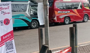 APK dari salah satu caleg yang menutupi trotoar di area Bunderan Cibiru, Kota Bandung.