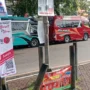 APK dari salah satu caleg yang menutupi trotoar di area Bunderan Cibiru, Kota Bandung.