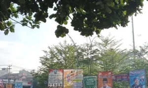 Penampakan deretan baliho caleg di Bunderan Cibiru, Kota Bandung (27/12).