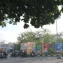 Penampakan deretan baliho caleg di Bunderan Cibiru, Kota Bandung (27/12).