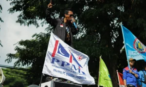 Gelombang Aksi Berlanjut, Buruh di Jabar Kawal Rapat Dewan Pengupahan di Disnakertrans Ist. Buruh di Jabar saat gelar aksi pengawalan UMK 2024 di Gedung Sate Bandung. Dok. Jabar Ekspres.