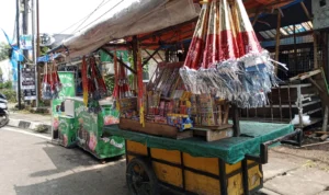 Doc. Pedagang Terompet Tahun Baru di Lokasi yang Sudah Dilarang (mong)
