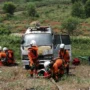 Anggota Basarnas Kantor SAR Bandung saat melakukan simulasi Vehicle Accident Rescue (VAR) di area kilometer 76, Cipularang, Purwakarta.