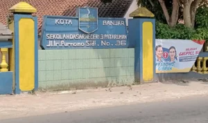 APK Capres dan Cawapres nomor urut 2 yang terpampang di SDN 3 Pataruman, Kota Banjar.