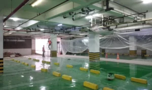 MENCURIGAKAN : Sejumlah pekerja nampak beraktivitas di basement Gedung DPRD Jabar, Rabu (27/12).