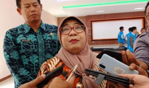 Pj Wali Kota Banjar Ida Wahida Hidayati saat diwawancara awak media usai meresmikan gedung KNPI di Kota Banjar, Kamis 28 Desember 2023. Ia mengaku belum dievaluasi Mendagri karena baru tiga minggu menjabat sebagai Pj wali kota. (Cecep Herdi/Jabar Ekspres).