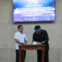 Sekda Kota Bandung, Ema Sumarna saat menandatangani perjanji pembangunan Rumah Susun Cisaranten Bina Harapan dengan Kementerian PUPR, Kamis (28/12)