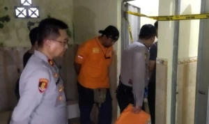 Heboh Penemuan Mayat Bayi di Toilet Masjid di Rancaekek Kabupaten Bandung Petugas inafis sedang melakukan evakuasi terhadap mayat bayi di toilet masjid di Rancaekek, Kabupaten Bandung, Kamis (28/12/2023). Foto Dok Humas Polsek Rancaekek